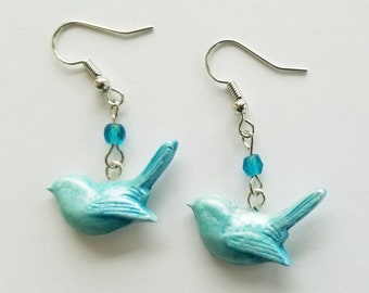 Pendientes colgantes de pájaro azul: joyería de papel maché con cuentas de vidrio color verde azulado