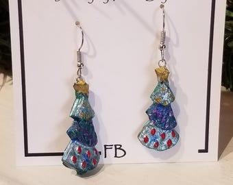 Pendientes colgantes de árbol de Navidad hechos a mano: joyería de papel maché reciclado