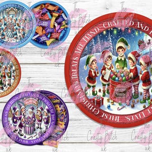 Könnte beinhalten: Weihnachtliche Metalldeckel mit Illustrationen von Elfen und dem Weihnachtsmann. Die Deckel sind rot, blau und lila, mit dem Text "Leckereien werden von den Nordpol-Elfen handgefertigt und gepflückt."