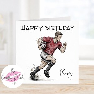 Puede incluir: Tarjeta de felicitación blanca con las palabras "Happy Birthday" en la parte superior. La tarjeta presenta una ilustración de un jugador de rugby con camiseta roja y pantalones cortos negros corriendo con un balón de rugby. El nombre "Rory" está escrito en la parte inferior.