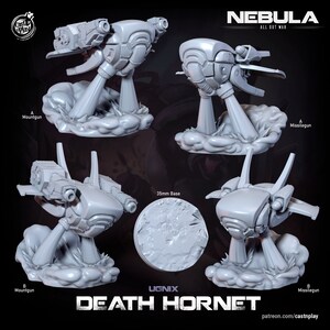 Puede incluir: Una miniatura gris de un robot futurista impreso en 3D, el "Death Hornet", con dos cañones montados y un lanzamisiles. La miniatura está colocada sobre una base en forma de nube y forma parte del juego "Nebula: All Out War".