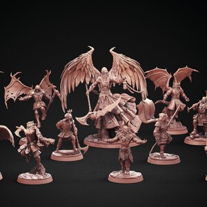 Puede incluir: Un conjunto de 11 figuras en miniatura detalladas, pintadas en color marrón, que representan a una variedad de personajes con alas y armas. Las figuras están en poses dinámicas y están listas para juegos de mesa. Las figuras son de la colección "Death Reapers" de Clay Cyanide Miniatures Tribes.