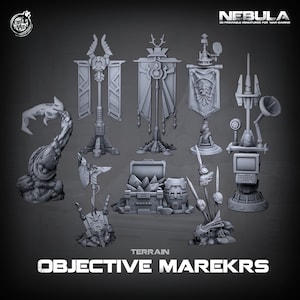Könnte beinhalten: Eine Sammlung grauer, 3D-gedruckter Geländeteile für Kriegsspiele. Das Set enthält Banner, eine Truhe, ein Computerterminal und andere Zielmarkierungen. Der Text "TERRAIN OBJECTIVE MARKERS" ist unten zu sehen.