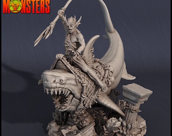 Könnte beinhalten: Eine 3D-gedruckte Miniatur einer humanoiden Figur, die auf einem Hai reitet, beide in hellgrau bemalt. Die Figur hält einen Speer und hat eine Flosse auf dem Kopf. Der Hai hat einen großen Mund mit scharfen Zähnen und ist von einem felsigen Sockel umgeben. Die Miniatur ist mit "SUPPORTED" und "PRINT YOUR MONSTERS" beschriftet.