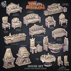 Op de afbeelding: Een set van 3D-geprinte miniatuurmeubels voor tabletop role-playing games, waaronder een verscheidenheid aan stoelen, banken, tafels en open haarden. De stukken zijn gemaakt van lichtbeige plastic en zijn ontworpen om eruit te zien als traditionele houten meubels.