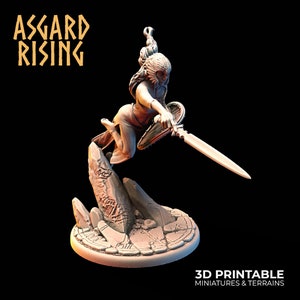 Peut inclure: Une figurine de guerrière féminine imprimée en 3D tenant une épée et un bouclier. La figurine est posée dans une pose d'action dynamique, bondissant en avant avec son épée levée. La figurine est debout sur une base rocheuse avec des runes gravées à la surface. La base est circulaire et a un bord surélevé. La figurine est peinte dans une couleur gris clair.