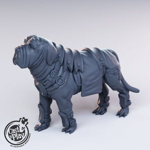 Op de afbeelding: Een grijs 3D-geprint miniatuur van een hond in harnas. De hond staat op alle vier poten met zijn hoofd naar links gedraaid. Het harnas is gedetailleerd en omvat een borstplaat, beenbeschermers en een helm.