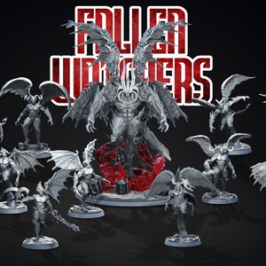 以下が含まれることがあります： 翼のある悪魔のミニチュアフィギュア12体セット。中央には複数の翼を持つ大きな悪魔がいます。フィギュアはそれぞれダイナミックなポーズで配置され、暗い背景に映えています。画像の上部には赤い文字で「Fallen Judicers」と表示されています。