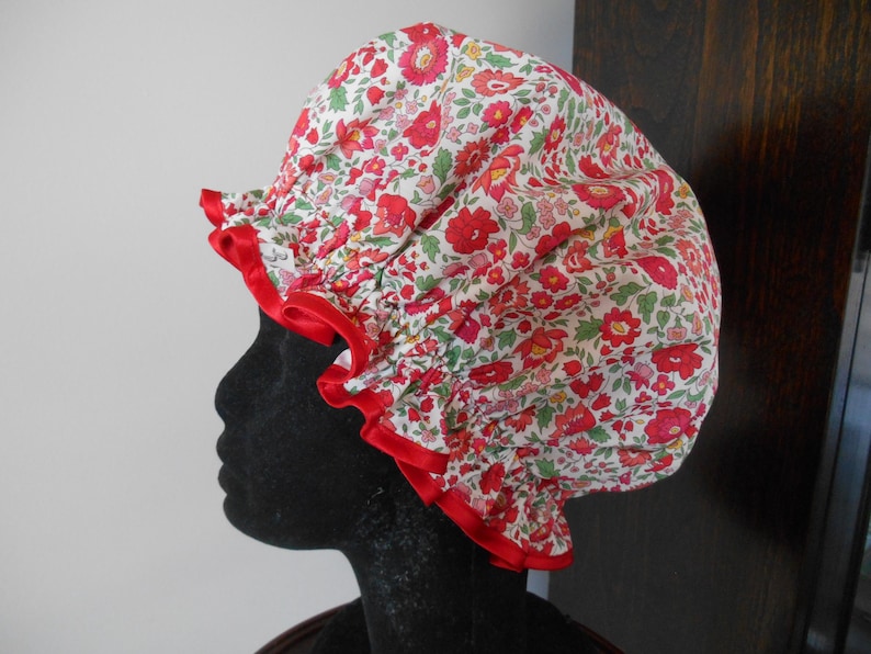 Cuffia da doccia Liberty Fabric con fodera in nylon impermeabile - Ciara, Ianthe, Danjo, Poppy & Daisy, Margaret Annie Danjo Red