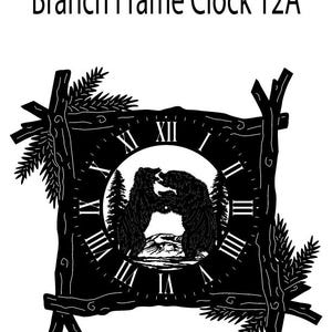 Könnte beinhalten: Schwarz-weiße Uhr mit Astrahmen. Das Zifferblatt zeigt römische Ziffern und eine Silhouette von zwei Bären. Der Text "Branch Frame Clock 12A" steht oben. Dekorative Kiefernzweige sind am Rahmen angebracht.