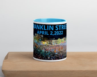 Taza de celebración de Franklin Street con color en el interior