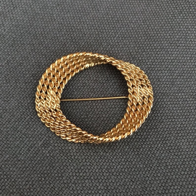 rope pattern stamped statement brooch Vintage unique gold tone brass twisted