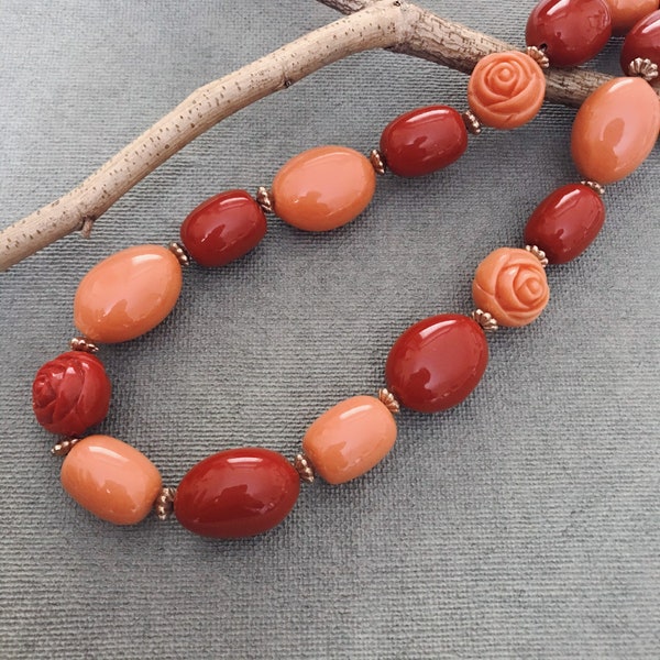 vintage rose et rouge lucite plastique corail gros collier de perles orange rose déclaration collier rétro boho bijoux VJ30