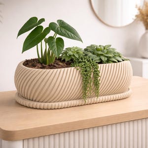 Maceta ovalada de diseño con textura estriada. Maceta moderna con bandeja recogegotas, disponible en 4 tamaños.