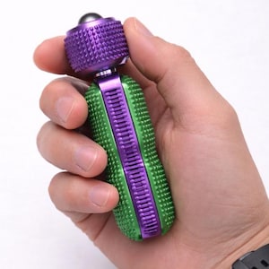 Op de afbeelding: Een rustiek houten bord met de tekst "Welcome to our home" in witte letters. Het bord heeft een verweerde afwerking en een eenvoudig, uitnodigend ontwerp, ideaal voor entree decoratie.