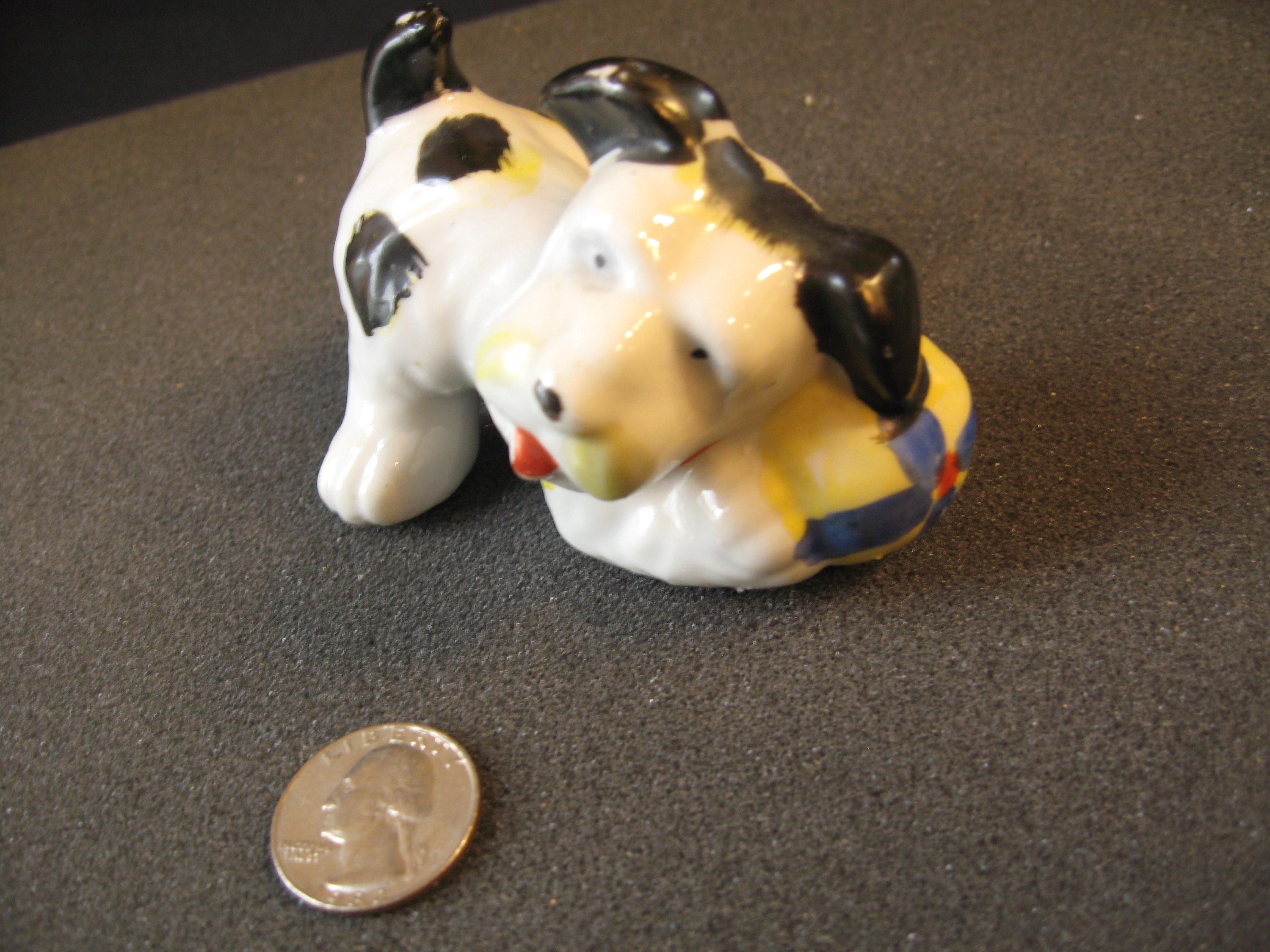 Jouet Mécanique Scottie Dog Avec Chapeau Rouge - Plastique/Métal, Japon, 9 Cm