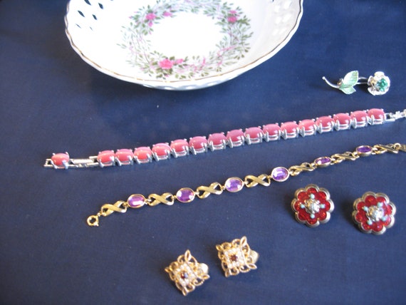 6 pieces of Avon Dish and jewelry lot . AVON brac… - image 1