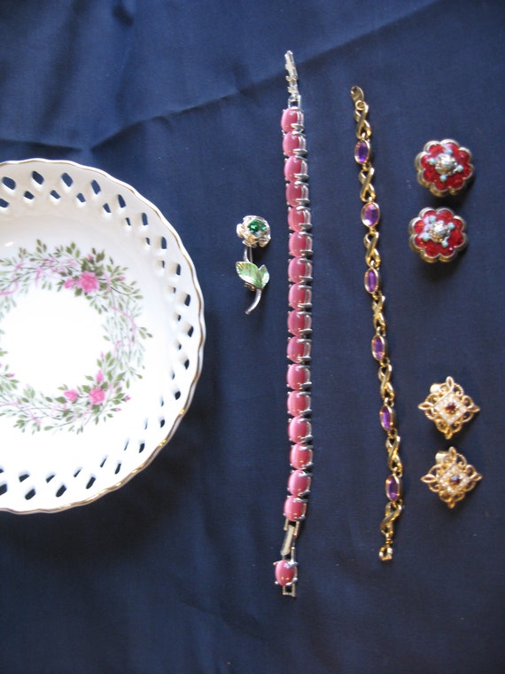 6 pieces of Avon Dish and jewelry lot . AVON brac… - image 10