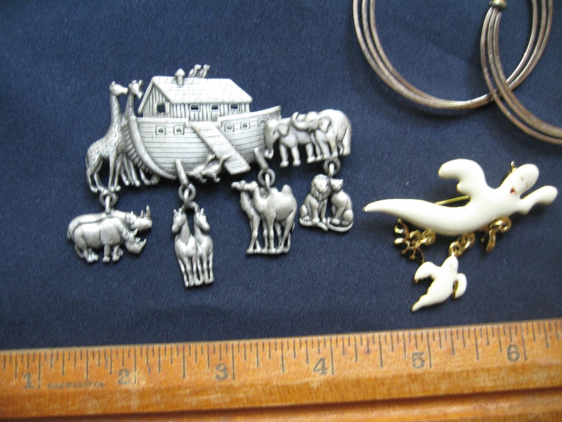 Lot of jewelry lot brooches earrings noahs ark