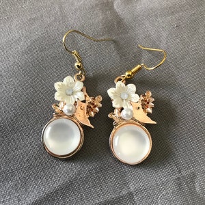 Pearl style gem with flowers
