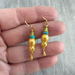 24k vermeil, turquoise &peridot Boucles doreilles byzantines étrusques peuvent être levier arrière, poteau, fil doreille ou clip sur image 3