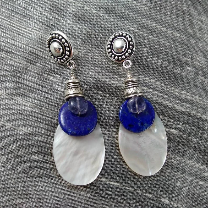 Clip bleu bitoyant sur boucles d'oreilles, iolite translucide, lapis opaque, nacre et argent sterling. image 2