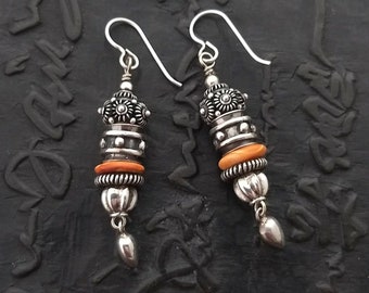 Boucles d’oreilles en argent sterling et en coquille d’huître épineuse.