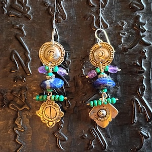 古いベルベル人のお守りから鋳造された、白銅、ラピスラズリ、トルコ石、アメジストのイヤリング