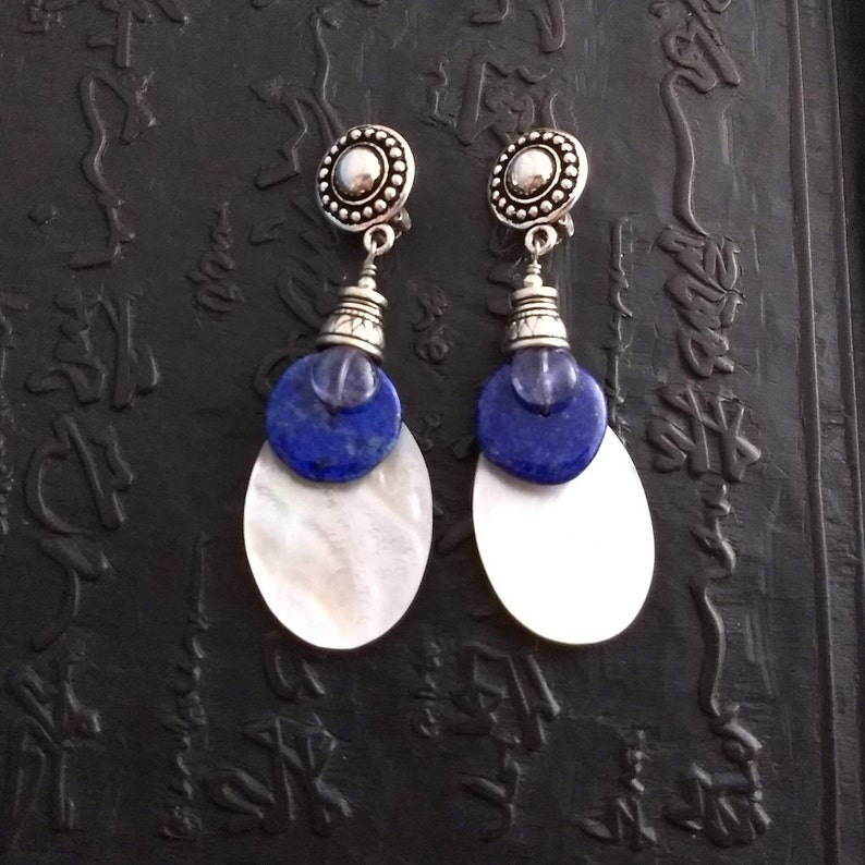 Clip bleu bitoyant sur boucles d'oreilles, iolite translucide, lapis opaque, nacre et argent sterling. image 1