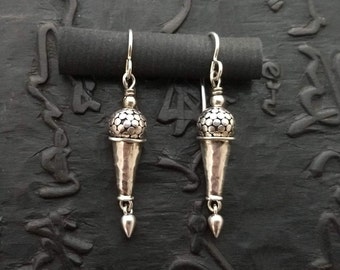 Boucles d'oreilles légères en argent sterling totem terreux bio boho boho rustique éclectique ethnique nomade fait à la main amulette gitane artisan primitif