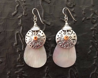 Argent sterling estampillé à la main, boucles d’oreilles en nacre légères Byzantine primitives nomades artisanales gitane yoga amulette rustique tribale