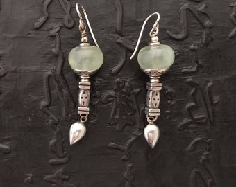 Boucles d’oreilles en quartz vert et argent sterling.  Grand cadeau.  Des fils de tourmaline vert foncé poussent dans le quartz.  Dangle se balance librement.