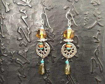 Ambre baltique, bronze blanc de style tibétain, boucles d’oreilles turquoise et vieux corail avec pendaison grenat vert, tribal chic boho future relique wabisabi