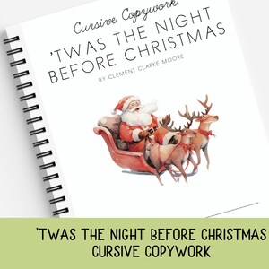 Op de afbeelding: Een afdrukbaar werkblad met cursieve schrijfopdrachten met een aquarel-illustratie van Sinterklaas in een rode slee die door rendieren wordt getrokken. De tekst 'Twas the Night Before Christmas is geschreven in zwart cursief schrift.