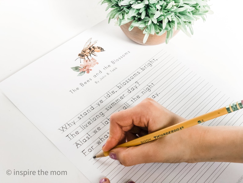 Pode incluir: Uma folha de papel pautado com o poema "The Bees and the Blossoms" de John B. Tabb, com uma ilustra&ccedil;&atilde;o de abelha e flores. Uma m&atilde;o escreve com um l&aacute;pis amarelo. Uma pequena planta em vaso est&aacute; no fundo.