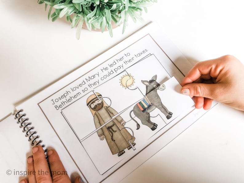 K&ouml;nnte beinhalten: Eine druckbare Aktivit&auml;t f&uuml;r Kinder mit einer einfachen Illustration von Josef und Maria, die mit einem Esel nach Bethlehem reisen. Der Text lautet: "Josef liebte Maria. Er f&uuml;hrte sie nach Bethlehem, damit sie ihre Steuern zahlen konnten."
