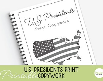 Può includere: Un quaderno a spirale con una copertina in bianco e nero. La copertina presenta il testo "U.S. Presidents Print Copywork" e un'illustrazione in scala di grigi della mappa degli Stati Uniti con un design a bandiera. Le parole "Printable Copywork" sono anche visibili.