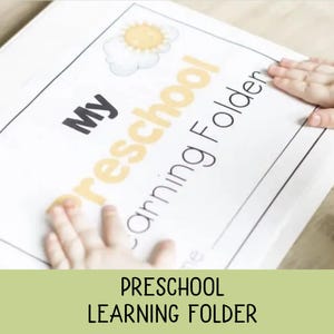 Op de afbeelding: Een witte map met een geel zonnetje en een wolk. De tekst "My Preschool Learning Folder" staat op de voorkant van de map.
