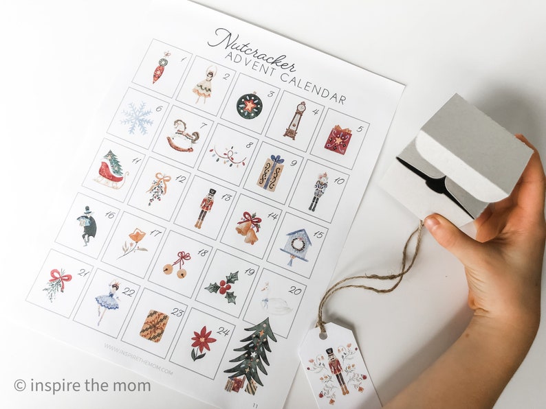 Op de afbeelding: Een printbare Notenkraker-Adventskalender met 24 genummerde vakjes, elk met een andere kerstthema-illustratie. De kalender is gedrukt op wit papier en heeft een eenvoudig, minimalistisch ontwerp.