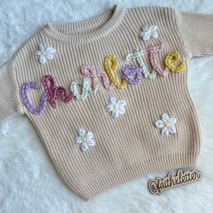 Hand embroidered daisy knit sweater best newborn keepsake baby gift for baby shower. Alternating yarn color Monthly milestone toddler outfit imagem 2