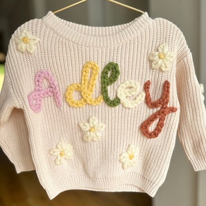Hand embroidered daisy knit sweater best newborn keepsake baby gift for baby shower. Alternating yarn color Monthly milestone toddler outfit imagem 8