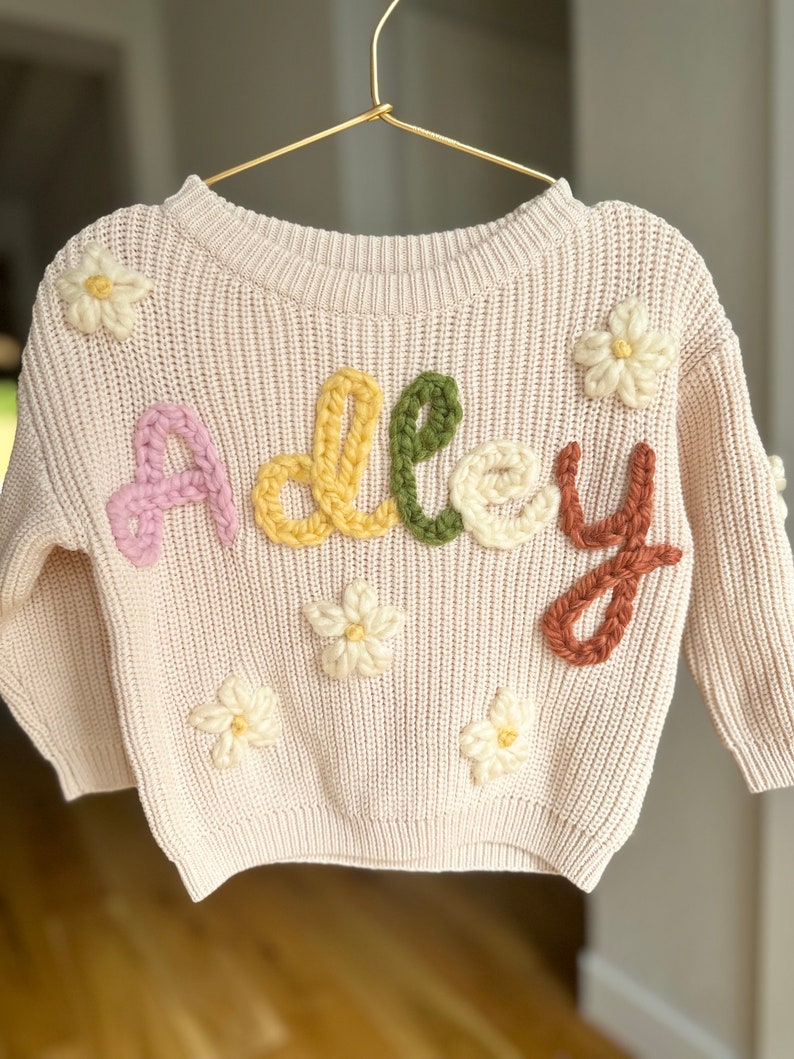 Hand embroidered daisy knit sweater best newborn keepsake baby gift for baby shower. Alternating yarn color Monthly milestone toddler outfit imagem 8