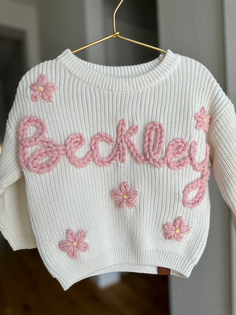Hand embroidered daisy knit sweater best newborn keepsake baby gift for baby shower. Alternating yarn color Monthly milestone toddler outfit imagem 9