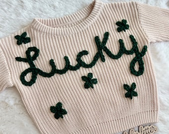 Pull souvenir oversize brodé à la main. Tenue de bébé trèfle pour tout-petit. Tenue de la Saint-Patrick. Nommez le pull irlandais porte-bonheur.