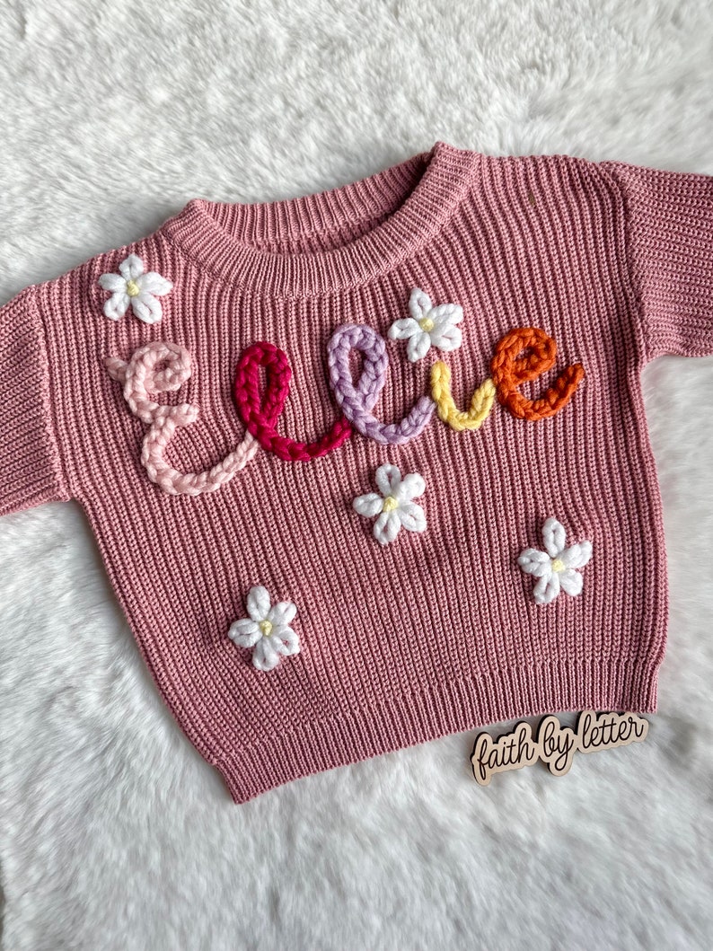 Hand embroidered daisy knit sweater best newborn keepsake baby gift for baby shower. Alternating yarn color Monthly milestone toddler outfit imagem 3