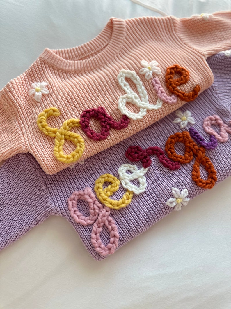 Hand embroidered daisy knit sweater best newborn keepsake baby gift for baby shower. Alternating yarn color Monthly milestone toddler outfit imagem 1