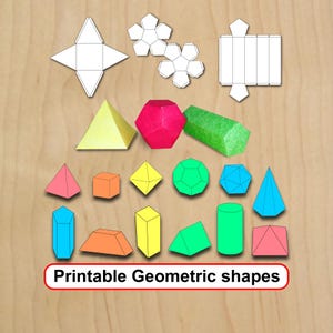 Peut inclure: Diverses formes géométriques tridimensionnelles colorées, incluant des pyramides, des cubes et des prismes, disposées sur une surface en bois. L'image présente également des patrons en papier dépliés. Le texte en bas indique "Printable Geometric shapes."