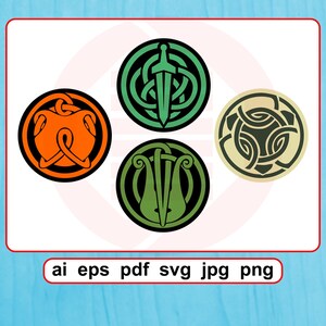 Op de afbeelding: Vier cirkelvormige Keltische knoopontwerpen in oranje, groen en beige, elk met een zwarte rand. De ontwerpen omvatten een zwaard, een harp en abstracte patronen. De tekst "ai eps pdf svg jpg png" is ook opgenomen.