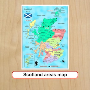 Puede incluir: Un mapa colorido de Escocia, que destaca varias regiones y cuerpos de agua. El mapa incluye la bandera escocesa y el texto "Scotland areas map" en un rectángulo blanco con borde rojo. El mapa está sobre una superficie de madera.