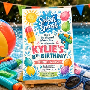 Op de afbeelding: Een rechthoekige uitnodigingskaart met een kleurrijke illustratie van een lachende zon, waterballonnen, een ijsje en een waterpistool. De tekst luidt: Splish Splash It's a Backyard Water Bash to celebrate KYLIE'S 8TH BIRTHDAY SEPTEMBER 12, 2:00 PM.